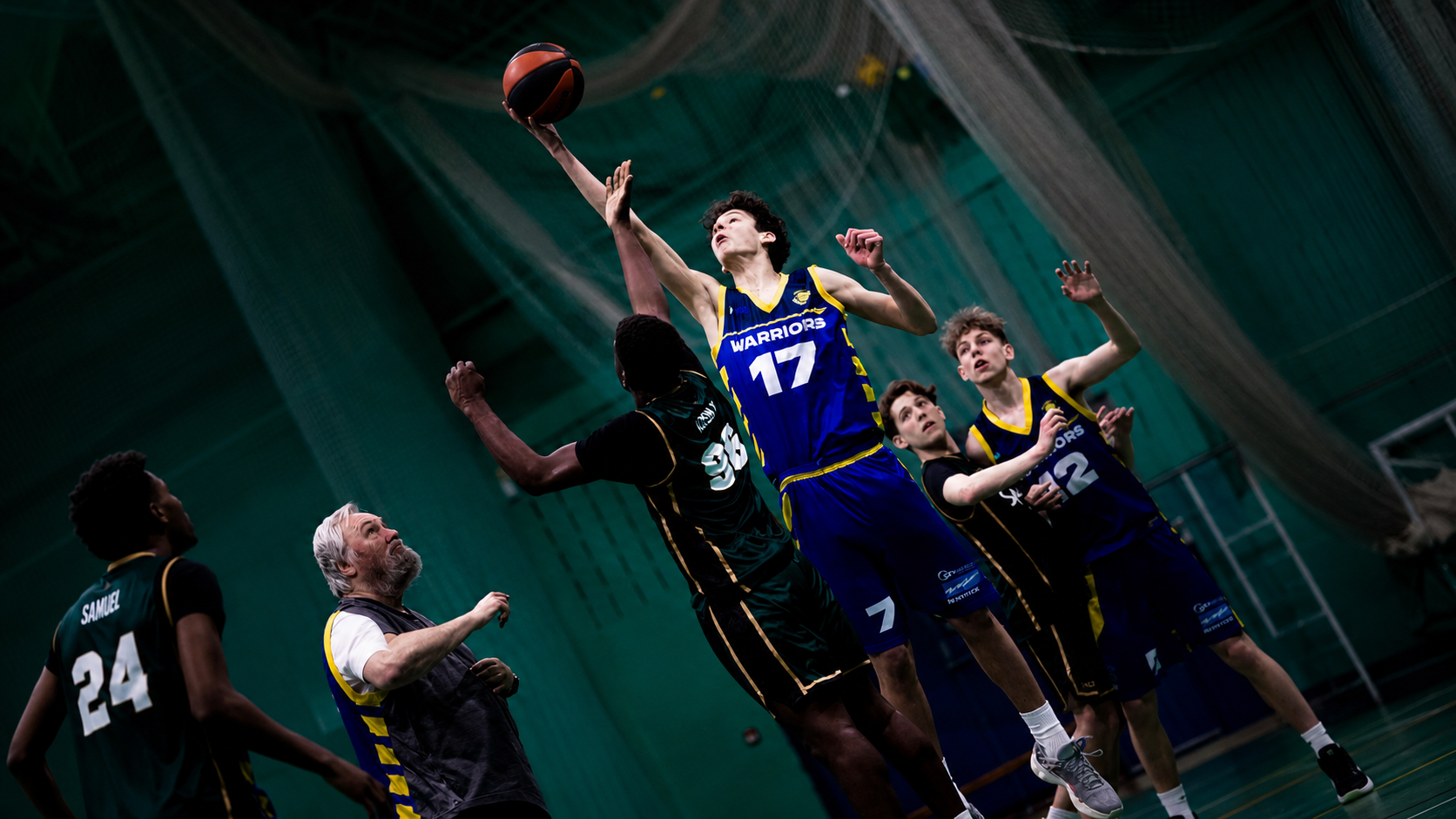 Jogador de Basketball usado como fundo da página.